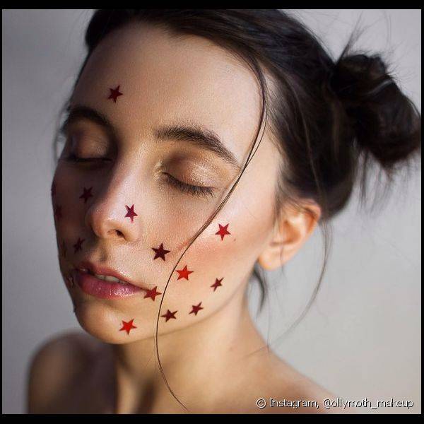 Estrelas vermelhas polvilhadas sobre o rosto garantem um visual glamouroso para o Carnaval (Foto: Istagram @ollymoth_makeup)